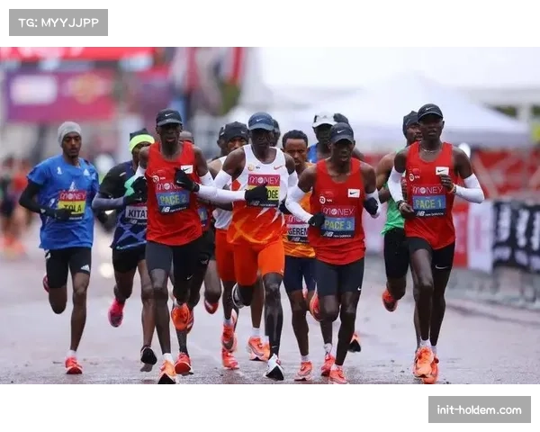 马拉松终点线前，基普乔格与贝克勒并肩奔跑，相互致敬后加速冲刺